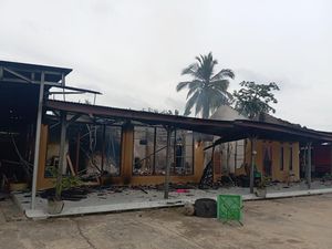 Tiga Rumah-Kendaraan Dibakar Massa Saat Terjadi Kerusuhan di Lampung  Tengah