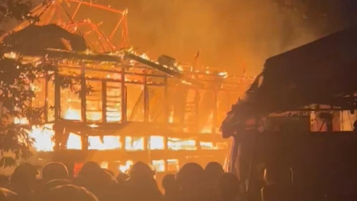 Rumah panggung-bedeng 8 pintu hangus terbakar hingga satu warga dilarikan ke puskesmas.