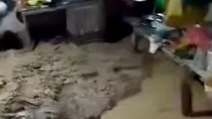 Rumah warga yang tertimbun material pembangunan Jalur Lintas Selatan Tulungagung.