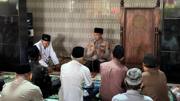 Kapolres Purbalingga, AKBP Achmad Akbar, saat Safari Jumat di di Masjid Al Hikmah, Desa Walik, Kecamatan Kutasari, Kabupaten Purbalingga