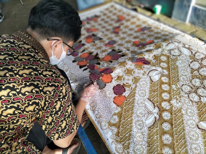 Salah seorang siswa disabilitas program inkubasi membatik di Rumah Batik TBIG, Pekalongan, Jawa Tengah.