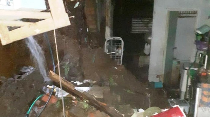 Satu rumah di Ciamis rusak akibat diterjang longsor saat hujan deras mengguyur wilayah Ciamis, Jumat (16/5/2025).