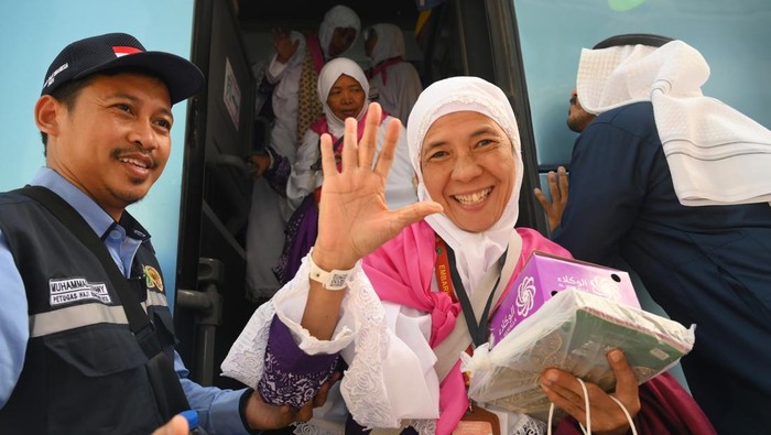Senyum Haru Jemaah Haji Gelombang Dua Sambut Tanah Suci Petugas menyambut jamaah calon haji Indonesia Kloter 08 Embarkasi Padang setibanya di hotel Manar Al Manshaer, Makkah, Arab Saudi, Sabtu (17/5/2025). Masa kedatangan jamaah calon haji gelombang satu dari Indonesia menuju Madinah telah berakhir pada Jumat (16/5/2025) dan selanjutnya kedatangan jamaah calon haji gelombang dua dari Indonesia menuju Bandara King Abdul Aziz Jeddah dimulai pada 17 Mei 2025. ANTARA FOTO/Andika Wahyu/rwa.