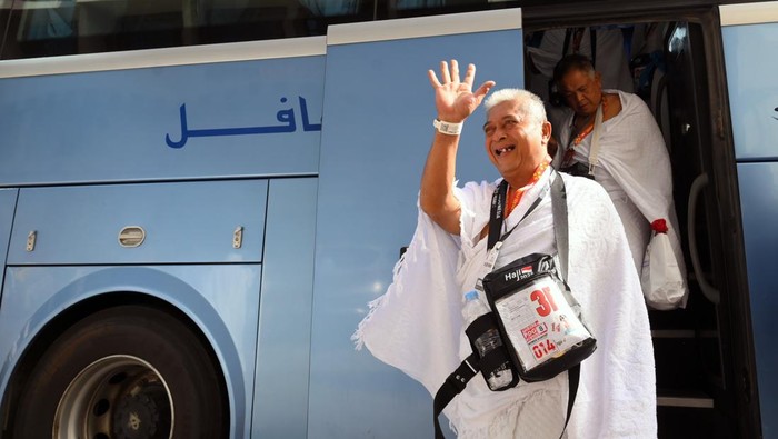 Petugas menyambut jamaah calon haji Indonesia Kloter 08 Embarkasi Padang setibanya di hotel Manar Al Manshaer, Makkah, Arab Saudi, Sabtu (17/5/2025). Masa kedatangan jamaah calon haji gelombang satu dari Indonesia menuju Madinah telah berakhir pada Jumat (16/5/2025) dan selanjutnya kedatangan jamaah calon haji gelombang dua dari Indonesia menuju Bandara King Abdul Aziz Jeddah dimulai pada 17 Mei 2025. ANTARA FOTO/Andika Wahyu/rwa.