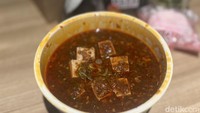 Mabo Tofu Don bisa dipesan jika ingin menikmati donburi berbeda. Semangkuk nasi disajikan dengan cincangan daging, potongan tofu, dan siraman saus merah. Foto: Detikcom / Atiqa Rana