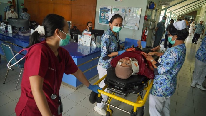 Petugas kesehatan memberikan pertolongan pertama kepada korban saat simulasi penanganan gempa Megathrust di Rumah Sakit Santa Elisabeth, Bantul, DI Yogyakarta, Sabtu (17/5/2025). Pusbankes 118 atau Ambulance Gawat Darurat 118 DIY bersama Rumah Sakit Santa Elisabeth dan Rumah Sakit UII Bantul menggelar simulasi penanganan gempa bumi megathrust yang berpotensi melanda Pulau Jawa. ANTARA FOTO/Hendra Nurdiyansyah/rwa.