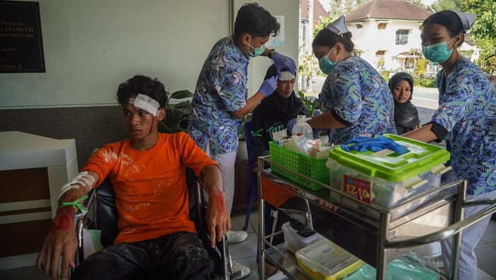 Petugas kesehatan memberikan pertolongan pertama kepada korban saat simulasi penanganan gempa Megathrust di Rumah Sakit Santa Elisabeth, Bantul, DI Yogyakarta, Sabtu (17/5/2025). Pusbankes 118 atau Ambulance Gawat Darurat 118 DIY bersama Rumah Sakit Santa Elisabeth dan Rumah Sakit UII Bantul menggelar simulasi penanganan gempa bumi megathrust yang berpotensi melanda Pulau Jawa. ANTARA FOTO/Hendra Nurdiyansyah/rwa.