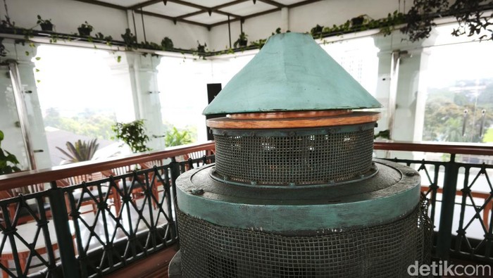 Sirene di puncak Gedung Sate.