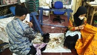 Di Rumah Batik PT Tower Bersama Infrastructure Tbk (TBIG) Pekalongan, Jawa Tengah ini, siswa-siswi disabilitas menjalani program inkubasi membatik. Tak sekadar mempertajam kemampuannya, mereka menghasilkan produk, baik batik cap maupun tulis. Foto: Novia Aisyah/detikcom