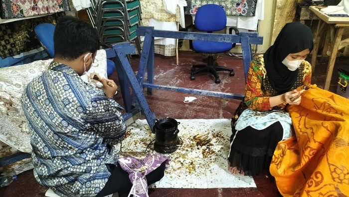 Siswa membatik di Rumah Batik TBIG. Siswa membatik di Rumah Batik TBIG.