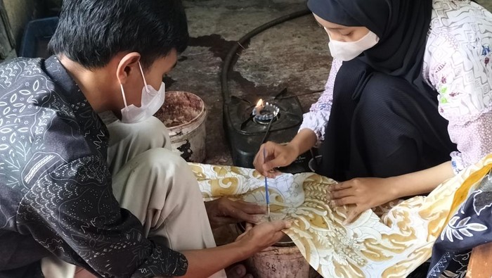 Siswa membatik di Rumah Batik TBIG.