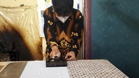 Tampak salah satu siswa membuat pola batik dengan metode cap pada Selasa (13/5/2025). Proses ini biasanya dilakukan oleh laki-laki karena bobot cap terbilang berat dan tidak boleh menempel pada kain terlalu lama. Foto: Novia Aisyah/detikcom
