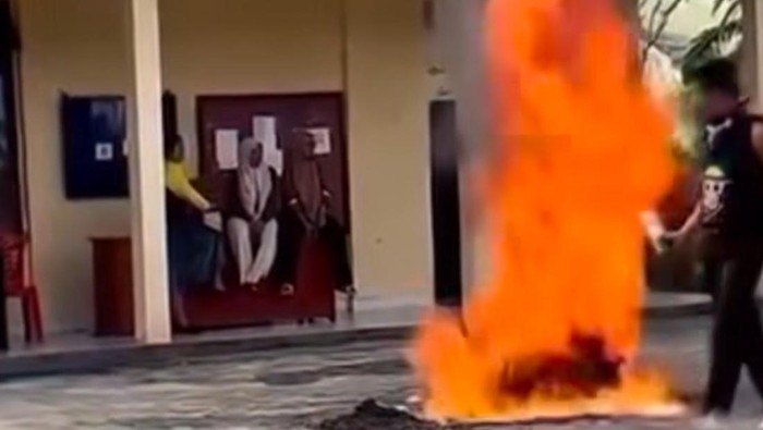 Siswa SMKN 8 Luwu Utara demo menuntut kepala sekolah dipecat.