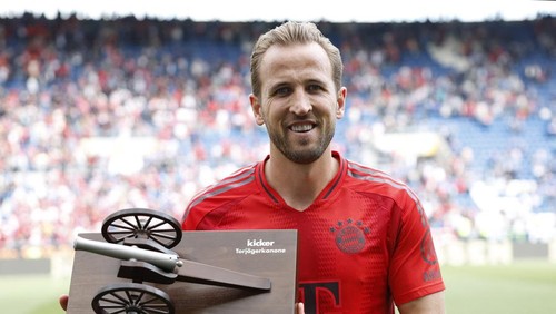Soccer Football - Bundesliga - TSG 1899 Hoffenheim v Bayern Munich - PreZero Arena, Sinsheim, Germany - May 17, 2025  Bayern Munichs Harry Kane poses with the Bundesligas top scorers gun after the match REUTERS/Heiko Becker DFL REGULATIONS PROHIBIT ANY USE OF PHOTOGRAPHS AS IMAGE SEQUENCES AND/OR QUASI-VIDEO.
