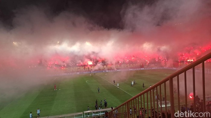 Stadion Maguwoharjo memerah gegara flare suporter.