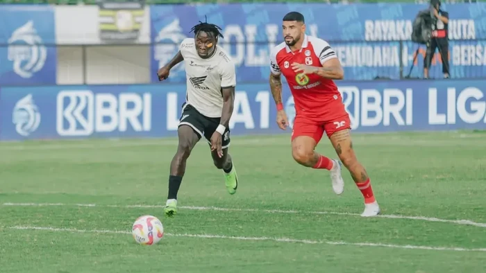 Striker PSM Makassar Balotelli beradu sprint dengan bek Barito Putera Renan Alves dalam laga Liga 1 2024/2025 di Stadion Demang Lehman.