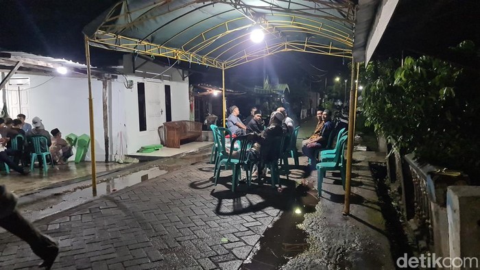 Suasana rumah duka Mulyani dan Keluarga 3 korban bersaudardi RT 10 Desa Padangan.