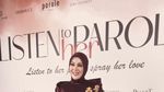 Senyuman Manis Syahrini Dapat Penghargaan di Cannes