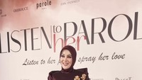 Senyuman manis Syahrini pegang penghargaan. Foto: instagram Syahrini