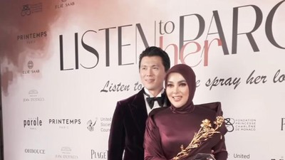 Senyuman Manis Syahrini Dapat Penghargaan di Cannes