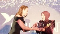 Saya persembahkan ini kepada semua perempuan di dunia. Penghargaan ini bukan sekadar kehormatan pribadi tapi mengenai hubungan antar manusia, tulis Syahrini di Instagram miliknya dilihat detikcom, Minggu (18/5/2025). Foto: instagram Syahrini