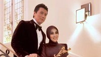 Tentu ada suaminya, Reino Barack yang setia mendampingi Syahrini. Foto: instagram Syahrini