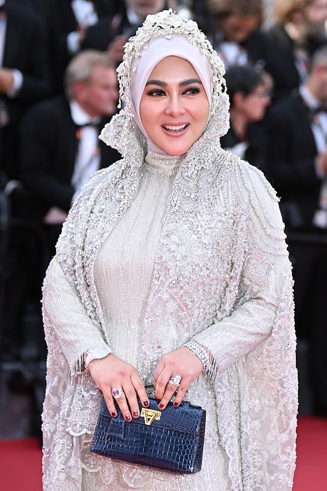 Aksen jubah panjang penuh bordir dan detail manik-manik memberikan kesan regal ala royal couture, mengingatkan kita pada kemegahan gaya kerajaan Timur Tengah. Foto: Corbis via Getty Images/Stephane Cardinale - Corbis