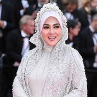 Aksen jubah panjang penuh bordir dan detail manik-manik memberikan kesan regal ala royal couture, mengingatkan kita pada kemegahan gaya kerajaan Timur Tengah. Foto: Corbis via Getty Images/Stephane Cardinale - Corbis