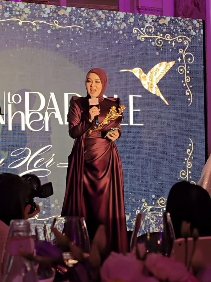 Syahrini Melenggang Manja Hadiri Gala Dinner di Cannes dan Cicip Croissant Syahrini Melenggang Manja Hadiri Gala Dinner di Cannes dan Cicip Croissant
