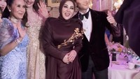 Syahrini juga menghadiri gala dinner Listen to Her Parole yang diadakan di Carlton Hotel Cannes.  Ia mendapatkan penghargaan dari UNESCO.  Foto: Instagram @princessyahrini