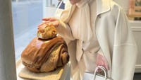 Sebelum terbang ke Cannes, Syahrini sempat bagikan fotonya jalan-jalan di Paris, lengkap dengan fotonya cicip croissant di sana. Foto: Instagram @princessyahrini