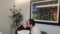 Disebut sebagai ‘Superstar Global’ dengan followers 46 juta di Instagram, Syahrini rajin bagikan momen kulineran mewahnya bersama suami. Foto: Instagram @princessyahrini