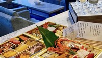 Jika sedang berada di Tokyo, Syahrini tak pernah lewatkan momen makan sushi hingga aneka seafood mewah di sana. Foto: Instagram @princessyahrini