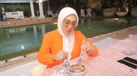 Jika sedang pulang ke Indonesia, tentunya Syahrini langsung temu kangen dengan makanan kesukaannya yaitu bakso. Foto: Instagram @princessyahrini
