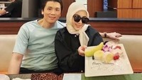 Syahrini dan Reino selalu romantis di setiap kesempatan. Kali ini Reino rayakan ulang tahun sang istri dengan makan mewah. Foto: Instagram @princessyahrini