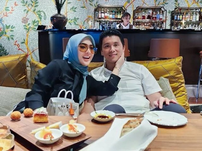 Syahrini Melenggang Manja Hadiri Gala Dinner di Cannes dan Cicip Croissant Syahrini Melenggang Manja Hadiri Gala Dinner di Cannes dan Cicip Croissant