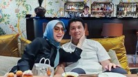 Sudah enam tahun menikah, Syahrini dan Reino semakin kompak, terutama saat kulineran dan cicip berbagai makanan.  Foto: Instagram @princessyahrini