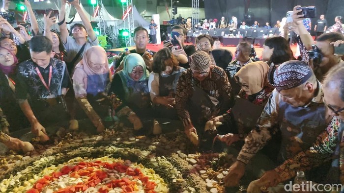 Tamu kehormatan termasuk perwakilan Kemenparekraf hingga kepala daerah nguleg bersama di cobek raksasa dalam Festival Rujak Uleg Surabaya.