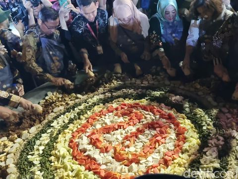 Tamu kehormatan termasuk perwakilan Kemenparekraf hingga kepala daerah nguleg bersama di cobek raksasa dalam Festival Rujak Uleg Surabaya. Tamu kehormatan termasuk perwakilan Kemenparekraf hingga kepala daerah nguleg bersama di cobek raksasa dalam Festival Rujak Uleg Surabaya.