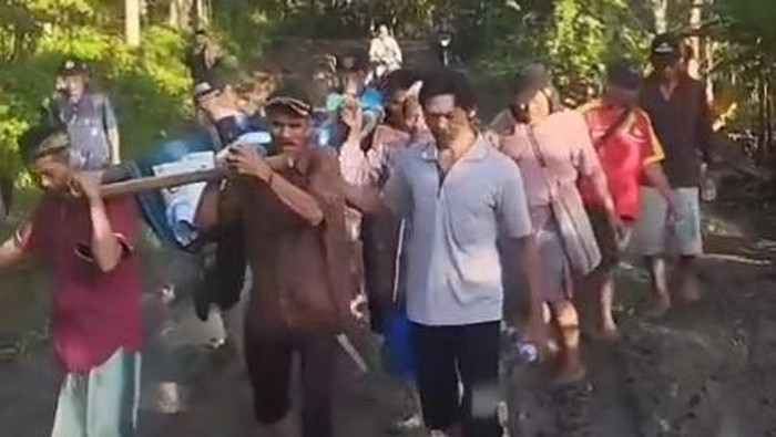 Tangkapan layar video viral ibu hamil ditandu lewati jalan rusak di Cianjur.
