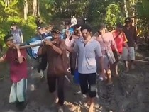 Viral Ibu Hamil Ditandu 3 Km Lewati Jalan Berlumpur di Cianjur