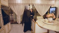 Dapur rumah Tasyi ini juga dilengkapi dengan meja makan. Nuansanya tetap klasik dengan paduan warna putih gading dan emas. Foto: YouTube Tasyi Athasyia