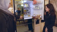 Kulkas milik Tasyi Athasyia juga sangat mewah. Kulkas itu juga dapat terbuka otomatis dengan fitur layar sentuh. Foto: YouTube Tasyi Athasyia