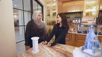 Begitu juga dengan island di dapur miliknya. Ia menempatkan colokan kabel yang tersembunyi dan akan keluar otomatis ketika menekan tombolnya. Foto: YouTube Tasyi Athasyia