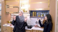 Bagian kitchen set di dapur Tasyi Athasyia juga berhasil memukau Jessica Jane. Pasalnya, setiap rak memiliki tombol yang bisa terbuka sendiri. Foto: YouTube Tasyi Athasyia