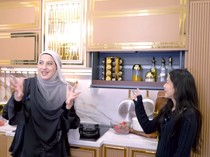 Mewahnya Desain Dapur dengan Nuansa Emas di Rumah Tasyi Athasyia