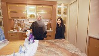 Island yang ada di dapur Tasyi Athasyia itu terbuat dari marmer yang coraknya cantik. Corak abstrak dengan paduan warna cokelat, emas, dan rose gold. Foto: YouTube Tasyi Athasyia