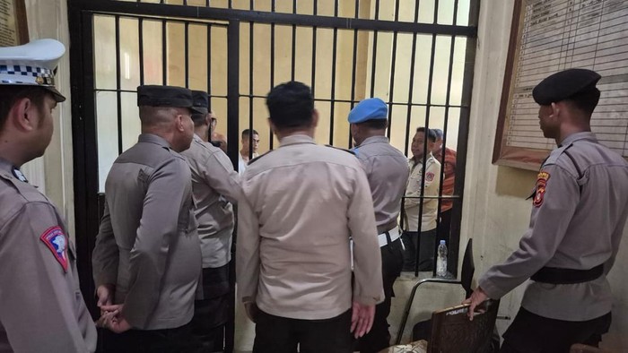 Polisi menetapkan enam kepala desa (kades) dan satu warga sebagai tersangka dalam kasus politik uang pemungutan suara ulang (PSU) Pilkada Kabupaten Gorontalo Utara 2025.