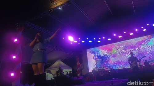 Tika Pagraky buka konser HUT Bangli dengan membawakan lagu-lagu andalannya, Sabtu (17/5/2025).