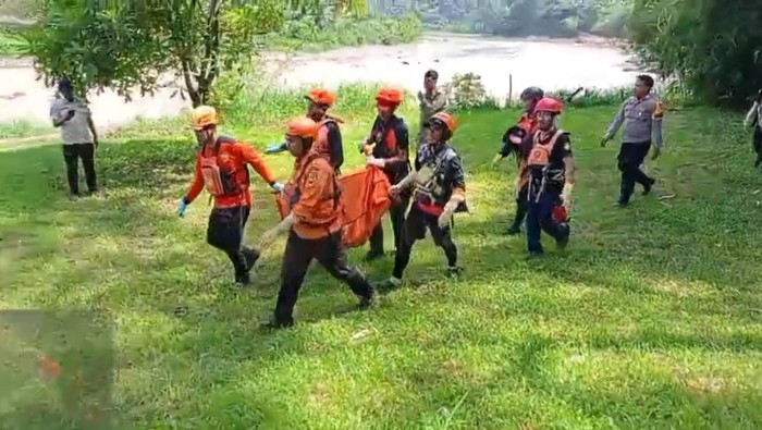 Tim SAR menemukan bocah berinisial AD (4) yang hanyut terbawa arus drainase depan rumahnya di aliran Cisadane, Ciseeng, Kabupaten Bogor.
